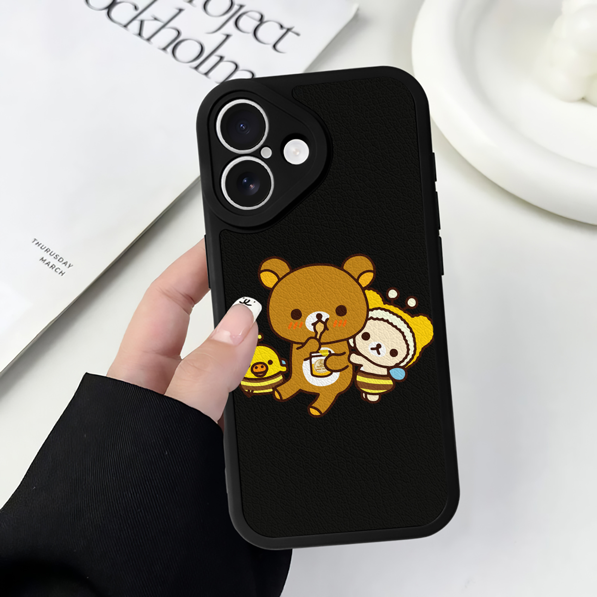 （画像用） リラックマ リラックマ キイロイトリ Rilakkuma Korilakkuma Kiiroitori 【iPhone 16シリーズ対応】シリコンスマホケース（レザー調） 材質：シリコン